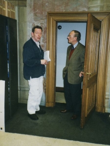 F23 Burgemeester Kamerling met dhr. Brussen in de deur van zijn werkkamer